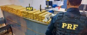 Leia mais sobre o artigo PRF apreende mais de 100 quilos de maconha em Casimiro de Abreu