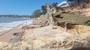 Leia mais sobre o artigo Ressaca provoca danos na Praia do Canto e Prefeitura de Búzios isola área de risco