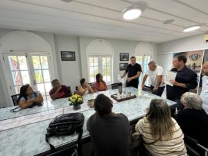 Leia mais sobre o artigo Prefeito de Búzios se reúne com quiosqueiros para tratar de decisão judicial sobre João Fernandes e João Fernandinho