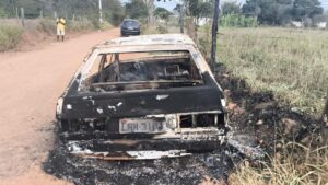 Leia mais sobre o artigo Três corpos carbonizados são encontrados dentro de carro em Cabo Frio