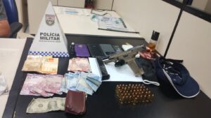 Leia mais sobre o artigo Bandidos roubam carro de Militar da Marinha, trocam tiros com a Polícia e acabam presos em Araruama