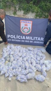 Leia mais sobre o artigo Polícia Militar apreende grande quantidade de entorpecentes enterrados nas dunas de Cabo Frio
