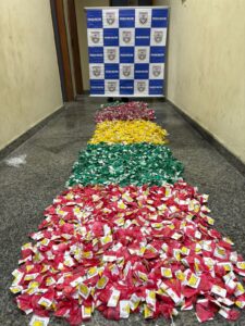 Leia mais sobre o artigo Polícia Militar apreende mais de 3 mil pedras de crack e mais de mil pinos de cocaína em Araruama