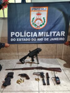 Leia mais sobre o artigo Homem que participou de assalto é preso com um  arsenal de guerra em Cabo Frio