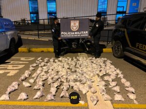 Leia mais sobre o artigo Ação conjunta entre as Polícias Federal e Militar, apreende grande quantidade de entorpecentes e carro roubado em São Pedro da Aldeia
