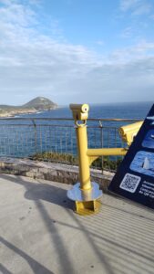 Leia mais sobre o artigo Luneta panorâmica é instalada no Mirante do Pontal do Atalaia em Arraial do Cabo