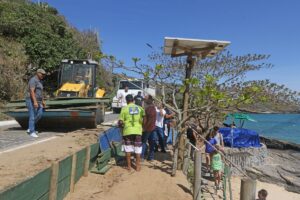 Leia mais sobre o artigo Prefeitura de Búzios retira restos de quiosques das praias de João Fernandes e João Fernandinho