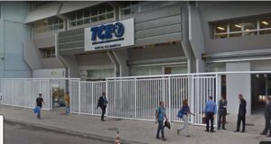 Leia mais sobre o artigo Ex-vice de Castro suspende pelo TCE licitação de R$ 132 mi em novo atrito no RJ após acordo para 2026