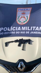 Leia mais sobre o artigo Quadrilha que vendia armas para o tráfico de drogas é presa com submetralhadora em Unamar