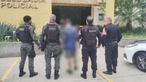 Leia mais sobre o artigo Patrulha Maria da Penha resgata mulher e filhos em  situação de cárcere privado em Arraial do Cabo