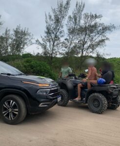 Leia mais sobre o artigo Quadriciclo é apreendido após transporte irregular de passageiros em Arraial do Cabo