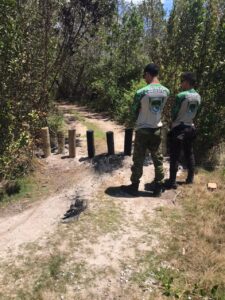 Leia mais sobre o artigo Mourões instalados para bloquear acesso irregular de veículos à Trilha Translagunar são danificados em Arraial do Cabo