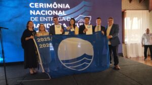 Leia mais sobre o artigo Iguaba recebe oficialmente a Bandeira Azul temporada 2025/2026, em solenidade na cidade de Guarujá