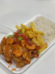 Leia mais sobre o artigo Primeira noite do Festival de Frutos do Mar enche Praia Grande, em Arraial do Cabo