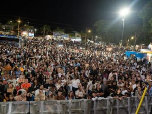 Leia mais sobre o artigo Show de Fernandinho reúne milhares de fiéis na Praça da Tia Uia em comemoração aos 30 anos de Búzios