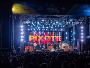 Leia mais sobre o artigo Pixote leva milhares de pessoas à Praça da Tia Uia em noite de pagode pelos 30 anos de Búzios