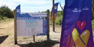 Leia mais sobre o artigo Cabo Frio hasteia Bandeira Azul na Praia do Pontal do Peró e consolida três selos internacionais simultâneos