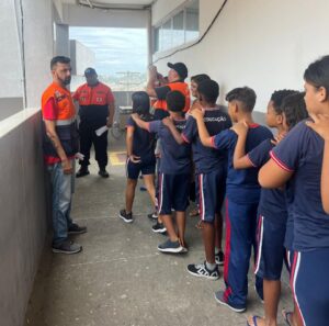 Leia mais sobre o artigo Defesa Civil de Arraial do Cabo realiza simulado de evacuação escolar no Colégio Municipal Sagrado Coração de Jesus