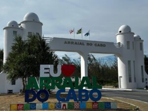 Leia mais sobre o artigo Instalação de novos totens instagramáveis marca início de novo circuito turístico em Arraial do Cabo