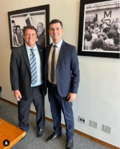 Leia mais sobre o artigo Léo Mendes, ex-Vereador de Cabo Frio, abandona Marquinho Mendes e fecha apoio a Daniele Martins para Alerj