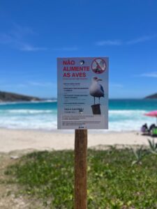 Leia mais sobre o artigo Arraial do Cabo instala novas placas educativas em apoio a campanhas ambientais