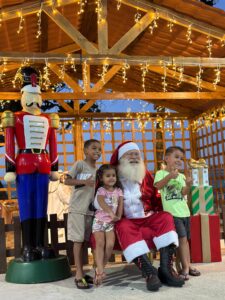 Leia mais sobre o artigo Magia do Natal: Papai Noel visita os distritos de Figueira e Monte Alto