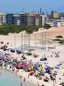 Leia mais sobre o artigo Prefeitura de Arraial do Cabo inicia montagem da estrutura para shows do Réveillon 2026