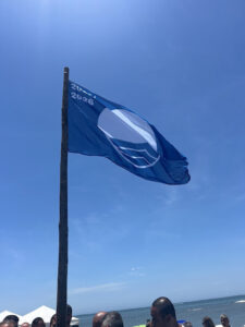 Leia mais sobre o artigo Bandeira Azul temporada 2025/2026 é hasteada em duas praias em Iguaba Grande
