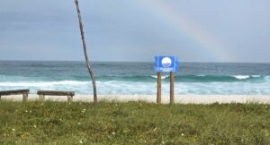 Leia mais sobre o artigo Praia do Foguete hasteia sua primeira Bandeira Azul após processo rigoroso de avaliação