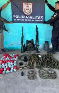 Leia mais sobre o artigo Operação da Polícia Militar prende líder do tráfico com fuzil e grande quantidade de drogas em São Pedro da Aldeia