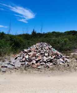 Leia mais sobre o artigo Descarte irregular de entulho é identificado na restinga do Parque Estadual da Costa do Sol, em Arraial do Cabo