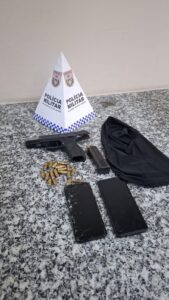 Leia mais sobre o artigo Dupla é presa com uma pistola no Jardim Esperança em Cabo Frio