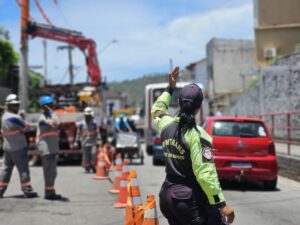 Leia mais sobre o artigo Manutenção da rede elétrica da Enel provoca alterações no trânsito em Arraial do Cabo