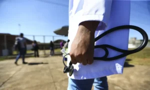 Leia mais sobre o artigo Nenhum curso de medicina no estado do Rio tira nota máxima no Enamed; quase metade sofrerá sanções por desempenho insatisfatório