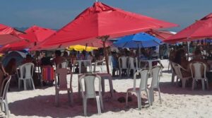 Leia mais sobre o artigo Denúncias de consumação mínima e preços abusivos marcam alta temporada em Cabo Frio