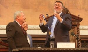 Leia mais sobre o artigo Racha no PDT de Niterói: Vitor Junior e Axel Grael entram em disputa por vaga na Câmara dos Deputados