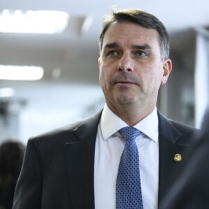 Leia mais sobre o artigo Flávio encosta em Lula e aparece à frente no 2º turno, diz Paraná Pesquisas