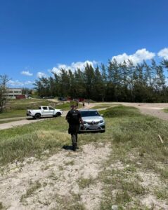 Leia mais sobre o artigo GOPAM notifica veículo estacionado sobre dunas na Praia do Pontal em Arraial do Cabo