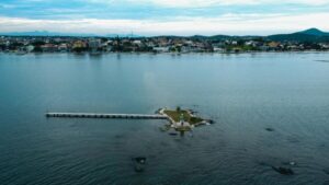 Leia mais sobre o artigo Prefeitura de Iguaba Grande sinaliza acesso à Ilha de Santa Rita com boias e bandeiras