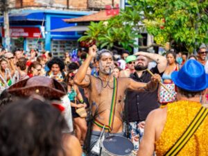 Leia mais sobre o artigo Carnaval 2026 em Búzios encerra com desfile do Bloco Bendito Fruto na Ferradura