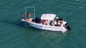 Leia mais sobre o artigo Drone da Polícia Militar flagra chefe do tráfico de Belford Roxo dançando em lancha pouco antes de ser preso em Cabo Frio