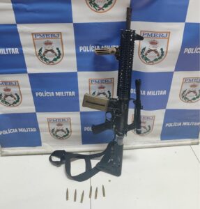 Leia mais sobre o artigo Confronto entre policiais e suspeitos termina com apreensão de fuzil em Araruama