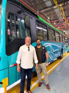 Leia mais sobre o artigo Representantes de Arraial do Cabo visitam fábrica da Marcopolo e acompanham produção de novos ônibus