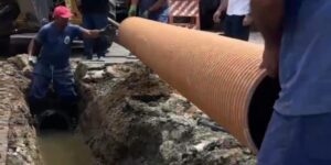 Leia mais sobre o artigo Prefeitura de Cabo Frio substitui manilhas danificadas por tubos PEAD no Centro