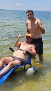 Leia mais sobre o artigo PREFEITURA DE IGUABA GRANDE AMPLIA ACESSIBILIDADE NA ORLA COM CHEGADA DE CADEIRAS ANFÍBIAS