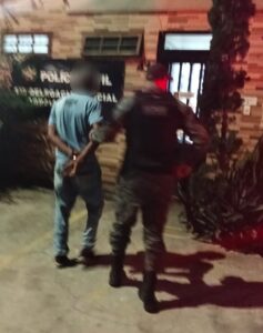 Leia mais sobre o artigo Homem é preso em flagrante por ameaça e violência doméstica em Arraial do Cabo