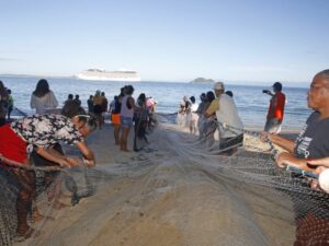 Leia mais sobre o artigo Puxada de rede marca abertura da Semana das Caiçaras na Praia da Azeda