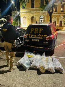 Leia mais sobre o artigo PRF apreende aproximadamente 50 kg de drogas na BR-101, em Niterói