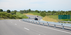 Leia mais sobre o artigo Trechos da Via Lagos entram em manutenção; ações de limpeza acontecem até quinta (30)