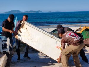 Leia mais sobre o artigo Fiscalização de Arraial do Cabo apreende materiais irregulares na Praia do Pontal